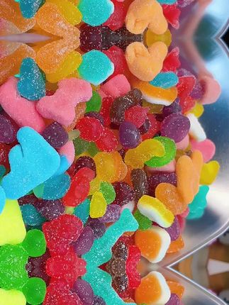 五彩缤纷的软糖,像是一场童年的梦魇🍬,甜蜜又梦幻。每一颗都藏着不同的滋味,让人忍不住一颗接一颗。#零食分享 #解压小食 #强烈推荐 #网红糖果 #糖果