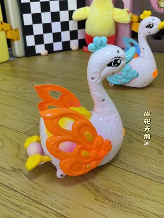 哇哦~会“生蛋”的天鹅真是有趣~带灯光音乐,边走路边下蛋,遇 障还会自动转弯呢!#下蛋天鹅 #电动天鹅玩具 #引导宝宝爬行玩具 #玩个很新的东西