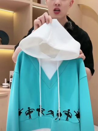 【韩哥女装】2025秋冬新品《芭蕾》比斯开绿假两件印花连帽卫衣5861