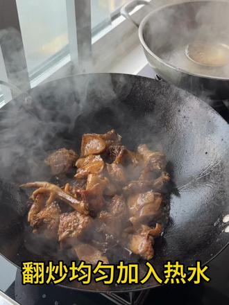 烟火气最抚凡人心,
一锅香喷喷的家庭版炒鸡,
简单食材,做出饭店味道,
暖胃又暖心,这就是家的味道呀~
#做菜我是认真的努力做好每道菜 #炒鸡做法 #下饭菜