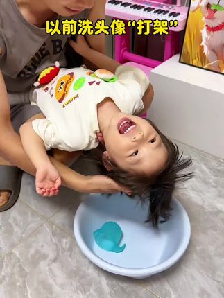 天热了经常给宝宝洗头,每次洗头都哭闹,多亏爸爸买的这个洗头躺椅!宝宝躺着洗头可舒服了,折叠收纳不占空间#洗头躺椅#有娃必备#带娃好物#超实用#母婴好物