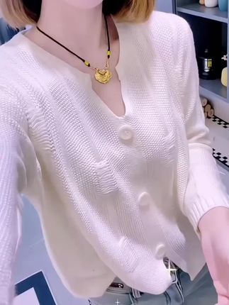 温柔针织衫,简约又百搭,轻松穿出时尚感~??? #针织衫 #时尚气质穿搭#减龄气质 #潮流时尚穿搭 #日常通勤穿搭