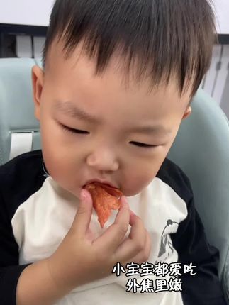 路边摊淀粉肠在家吃,外苏里内嘎嘎脆#肉肠 #淀粉肠摆摊 #在家做美食 #空气炸锅美食