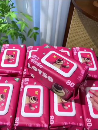 姐妹们拼手速!迪士尼和草莓熊联名#婴儿手口湿巾 你们看看到手到满满一大箱10大包才啥价?湿巾又大又厚实,水分也足,母婴可用!#大包湿巾