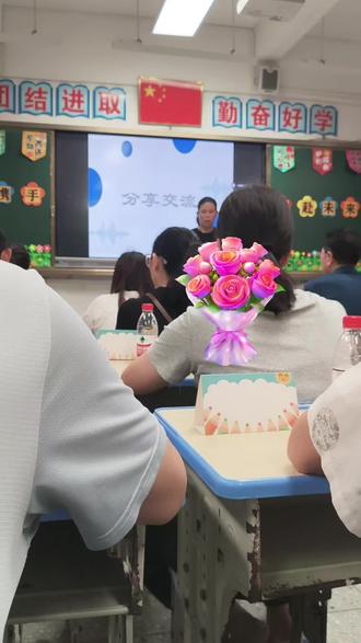女儿六年级家长会,承蒙老师的信任,荣幸至极,我被老师邀请上台发言。珍惜小学最后的时光。