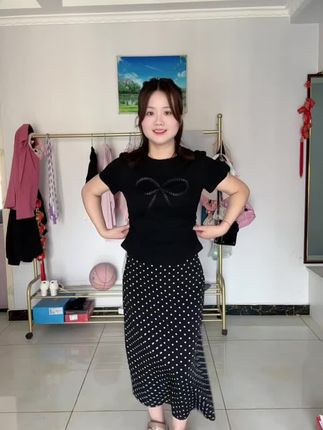 正肩上衣波点半身裙套装穿上超好看又显瘦,有肉的姐妹们强烈推荐#显瘦穿搭#显瘦套装#遮肉显瘦#显高显瘦显腿长