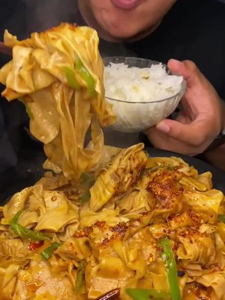 #豆制品 #袋装豆腐皮 #嘎嘎好吃 这个鲜豆皮太划算了,5斤只需要九块八,可以吃好久,鲜豆皮有薄薄的一层盐保鲜的!#豆皮#哇又便宜又好吃