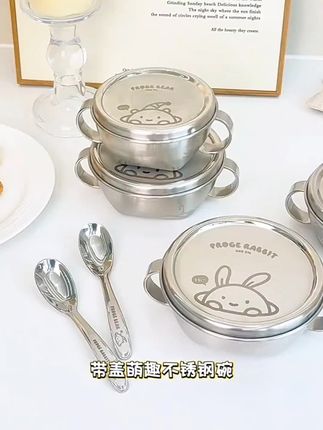 家庭餐桌上,宝宝用onlycook双耳辅食碗吃得香。316不锈钢吃饭小碗,带盖汤碗餐具,温馨氛围满当当#创作灵感 #不锈钢汤碗 #汤碗 #辅食碗 #厨房好物
