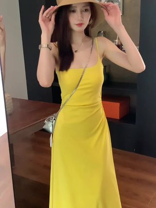 我的老天奶,这么显身材的美背吊带连衣裙,自带杯垫谁能看出我是飞机场~#小胸神器 #吊带背心 #内搭 #谁穿谁好看 #连衣裙
