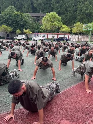 役前训练第8天。再苦再难也要坚强,只为那些期待的眼神。 #役前训练入伍季 #青春有很多样子 #见证成长