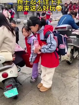 怪不得孩子们要抢着玩呢,哪吒变脸玩具,超可爱的,还能当挂件挂起来,哈哈哈!#也太可爱了吧 #爱了爱了 变脸哪吒实在太解压啦!#变脸公仔小挂件 #陪娃日常