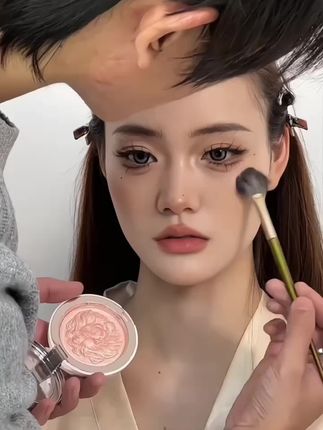 真的很难不爱这个狮子高光呀!用起来完全没有颗粒感!#高光 #网感妆容 #平价彩妆