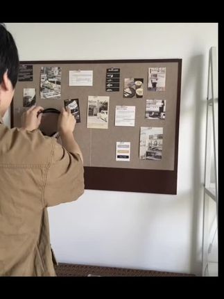 原来这样贴毛毡板不会伤墙!! ,•超多人都想了解的不伤墙安装毛毡教程 超级多人问(其实没有) 不伤墙安装毛毡版教程放这里啦 美纹纸胶面朝上,贴在魔术贴背部 图钉和贴纸可根据自己喜好自行再买入 超简单!,#照片墙 #亲手营造的家 #独居生活 #家居 #毛毡版