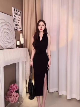 法式气质v领无袖连衣裙赫本风高级感裙子收腰显瘦长裙女夏季新款 #黑色系穿搭 #女人味穿搭 #御姐风 #小黑裙 #轻熟穿搭