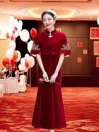 #请欣赏赵露思的今日穿搭 喜婆婆婚宴装两件套 家人们看这套10月婚宴装!旗袍绣花精致又显气质,披肩一搭保暖还大气,喜婆婆穿超得体。关键平时也能穿,逛街、聚会都合适,2025新款设计不挑身材,上身立马显优雅。面料舒服不闷汗,细节做工都到位,备婚的妈妈们闭眼入,穿它准没错!#谁穿都好看 #上身显瘦又好看 #洋气上档次 #优雅永不过时