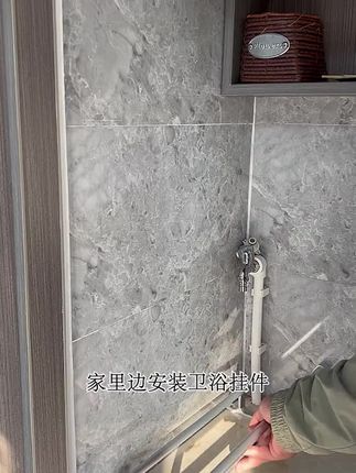在墙上固定东西,不需要打孔了,这种免钉胶就很好用,干了以后比钉子都结实