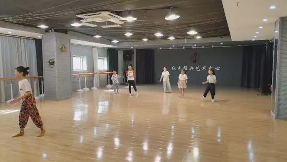 达尔克罗兹音乐教学法
训练能控制内在精神与情感的能力
训练肢体反应及表达能力
训练个人快速、正确、适当以及感情的感应音乐的能力