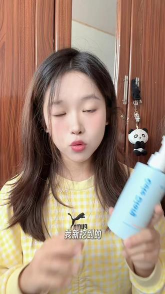 我的隐藏好物 ૮₍ ˶•ᴗ•˶₎ა青少年洗发水可真香✅
内蒙古过冬的姐妹肯定懂!室外又干又冷还刮沙,头发沾灰变脏,变得又干又痒。
直到挖到这款青少年洗发水,才解锁了我的冬日洗发搭子!挤出来是透明质地,一泵就能搓出绵密的泡泡,氨基酸表活清洁力够还不刺激,搭配积雪草和植物舒缓精粹,洗的时候感觉头皮被温柔裹住,沙尘油脂全都被带走,还能保湿维稳。
洗完之后头皮通透舒爽,干还有清新的淡香,特别温和靠谱,头皮干痒、沙发姐妹真的可以试试!
#青春期#去屑洗发水#小主日记#青少年洗发水#控油蓬松@小主日记洗护