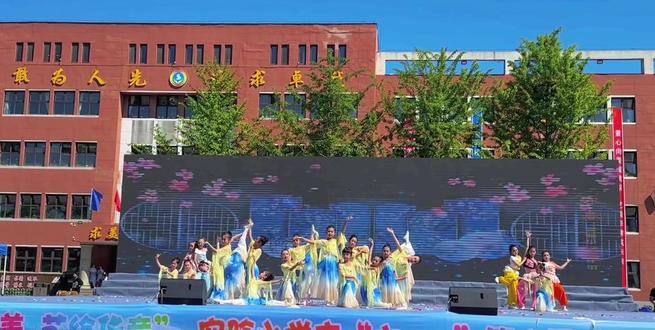 鸿韵舞蹈进校园 实验小学六一文艺汇演
鸿韵学子,实力出圈🐮
#鸿韵舞蹈学校 #六一校园文艺演出 #咏春 #改编 #中国舞