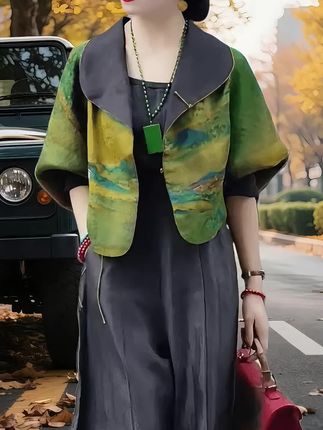 这件秋季千里江山图印花香云缎披肩外套,长袖设计适配时节,高档开衫做外搭,尽显优雅质感。千里江山图印花似流动的艺术,与马上到来的中秋完美适配,为穿搭注入灵动,无论是搭配裙装还是裤装,都能轻松打造出别致造型,为春秋穿搭增添一抹亮色与高级感。#面料柔软舒适 #高端大气上档次这也太漂亮了 #高贵冷艳 #寓意美好吉祥