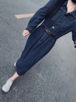 人生总有太多的来不及,一眨眼就是一天,一回头就是一年,一转身就是一辈子,未知的一切,时刻提醒我们,世事无常,活在当下,人生并没有那么多的来日方长.#穿搭#藏肉显瘦穿搭