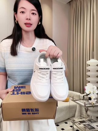 宝妈们!乔丹出的这双儿童板鞋,是不是你找了整个夏天的梦中情鞋?#乔丹儿童 #百搭小白鞋 #乔丹儿童夏季新款 #儿童小白鞋 #乔丹小白鞋