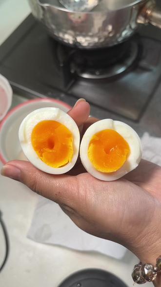 七分三十秒的鸡蛋口感真的很棒啊!#每一瞬间的记录 #鸡蛋仙人 #煮鸡蛋时间 @DOU+小助手