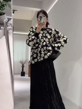 琥珀琉璃光感丝绒半身裙!高级感大裙摆走起来很有气质~ #丝绒裙 #半身裙 #高级感穿搭 #显瘦显高显腿长 #梨形身材穿搭