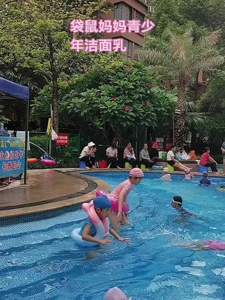 #青少年户外运动多,脸上又汗又油、脏兮兮的,容易长痘痘、粉刺,可别再用清水洗脸了。赶紧试试袋鼠妈妈这款专为青少年肤质研制的洗面奶,含的微米级亚马逊白泥,净化力很强大,既能把脸上的油脂污垢轻松吸走,还能深层清螨,泡沫丰富绵密。添加的氨基酸、表活和三重植萃成分,温和洁净的同时调节水油平衡,舒缓肌肤不适。洗完的小脸蛋清爽水润又舒服。还没给孩子准备专属洗面奶的妈妈,趁划算赶紧安排上!