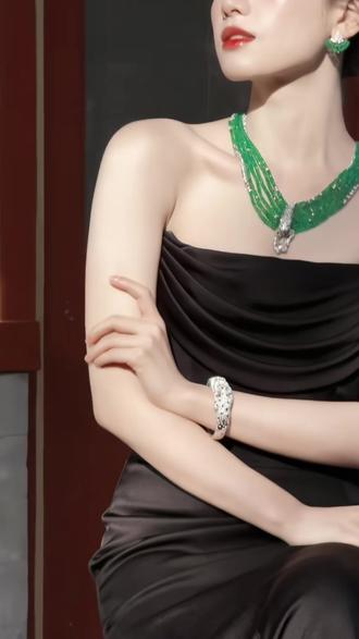 姐妹们,你是不是也曾因为自己是方圆脸,觉得不够“上镜”?
今天我要大声告诉你:方圆脸,真的比瓜子脸更好看,而且是那种高级的贵气好看! 👑
从巩俐、周韵,到孟晚舟、张婧仪,她们的脸型都不是尖尖的瓜子脸,而是自带端庄感的方圆脸。
仔细品一品——那种从容、大气、不费力的优雅,恰恰来自下颌那一点“方”和“圆”的平衡。
#金诗瑶情绪美学 #金诗瑶 #金诗瑶美学 #杭州奕美 #贵气