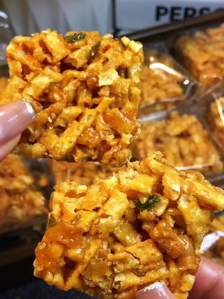 小时候超爱吃的老式沙琪玛,吃起来酥酥脆脆带点甜,有葱香和芝麻两个口味,真的是越吃越香,家里人都爱吃#老式沙琪玛 #沙琪玛 #酥脆可口