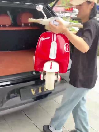 #萌娃骑车 #无忧无虑的童年 #骑上我心爱的小摩托 #儿童电动三轮摩托车#带你兜风