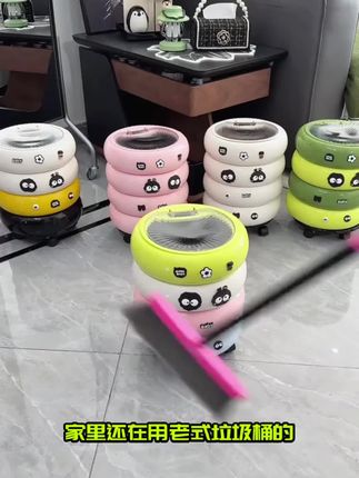 超级喜欢这个甜甜圈垃圾桶,带轮还带盖,干净又卫生,放在哪里都是一个现眼包,超级好看