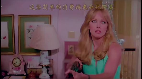 #上热门话题榜🔥
一生必看🎬80~《雷霆杀机》
阴谋诡计环环相扣,正邪博弈惊险连连,雷霆杀机步步紧逼,生死看淡绝地反杀。
这是第三代007罗杰·摩尔在58岁时的收官之作!
主观认为罗杰•摩尔是6个007里魅力最足的。今天,也正是罗杰•摩尔逝世纪念日。2017年5月23日,89岁的三代007在瑞士家中因癌症去世。这里纪念他曾给世人带来的穿最挺的西装,打最狠的架那种潇洒硬汉、西服暴力的银幕形象。
“西装暴力”是英国人的创造,核心是优雅外衣与冷酷暴力的极致反差——笔挺西装、绅士举止,出手即致命,是影视暴力美学的顶级符号。
英国人在生活中装模作样很绅士,但人的动物本能怎么释放呢?他们把暴力设计在影视、体育等娱乐项目里。他们发明了很多具有暴力冲突的体育项目,如暴力值极高的英式橄榄球,还有现代足球,现代拳击……当然也有休闲娱乐的马术、乒乓球、板球等。
007就是英国人创造的一个暴力美学的娱乐IP。
分享西装暴力的007,联想到西服平等的社会理念,一并分享。