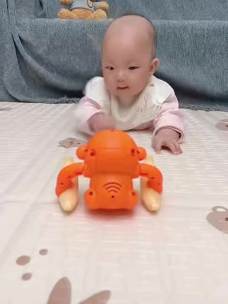 最近宝宝老是要抱着,我给他准备了这个会翻滚的小猴子,宝宝居然就趴在床上自己玩啦,可以让宝宝锻炼抬头和追视,引导爬行,益智又能解放双手#练习抬头的小可爱 #母婴好物 #哄娃神器