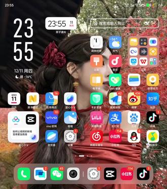 OriginOS 6趣味光栅:解锁壁纸新玩法,让手机“动”出个性!
你是否厌倦了千篇一律的静态壁纸,渴望为手机增添一抹灵动与趣味?OriginOS 6带来的趣味光栅功能,将彻底改变你对壁纸的认知!它开创性地让壁纸跟随手机角度变化切换不同画面,为你打造一场别开生面的视觉盛宴。
🎉玩法亮点
趣味光栅是一种新型互动壁纸玩法,打破传统壁纸的静态局限。当你转动手机,壁纸画面会随之动态切换,仿佛手机里藏着一个充满惊喜的小世界,每一次角度变化都能带来全新的视觉体验,让你的手机瞬间变得生动有趣起来。
📋操作指引
想要开启这场趣味之旅,操作十分简单:
1. 打开“设置”,依次点击进入“桌面、锁屏与壁纸”“主题”。
2. 在主题页面找到“趣味光栅”选项,点击进入后,你可以选择“图集/视频”。
3. 这里支持多种格式的资源选择,你可以挑选多张喜欢的图片,也能直接选用Live照片、精彩视频等,自由发挥创意,定制专属的个性壁纸。
4. 完成选择并应用后,回到锁屏页面,只需轻轻左右转动手机,就能立即触发趣味光栅效果,感受壁纸动态切换的奇妙魅力。
别再让手机壁纸平淡无奇,赶快利用OriginOS 6的趣味光栅功能,为你的手机换上充满创意与活力的壁纸,开启一段独特的视觉之旅吧!#OriginOS6 #vivo趣味光栅 #vivoS50 #vivoS50Promini