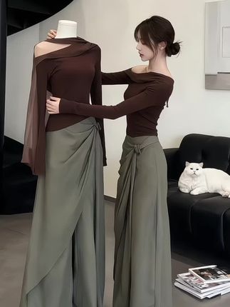 画廊里,星子似的光斑在大幅画像上跳跃。苏晚站在画前,深棕上衣衬得肌肤莹润,橄榄绿长裙如流水般垂落。她望着画中与自己相似的眉眼,指尖无意识摩挲着裙角,思绪飘向远方,仿佛下一秒,就会与画里的“自己”,开启一场关于时光与自我的对话。#谁穿谁好看系列 #女装 #美拉德穿搭