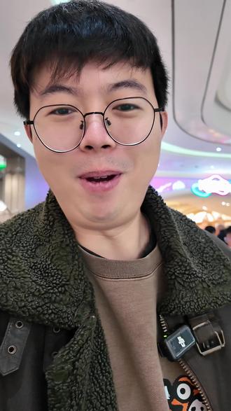 重生之我在奇梦岛全球首店抽Wakuku隐藏❗️ 只可惜没抽到😭
进门就看见一个小姐姐一发入魂
嘴角流出了羡慕的泪水
张杰联名的小北斗太酷啦
还有SIINONO的神秘少女
门店中间还有一个巨型WAKUKU隐藏
期待北京另外两家店
会用什么IP做玻璃钢呢?
#大人也要玩玩具 #wakuku #日常拆盲盒