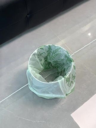 #垃圾桶 还是这种自动吸附套袋的好用,不仅好看,关上盖子还能防异味小飞虫#超便宜超划算 #方便又实用 #家用垃圾桶推荐#客厅垃圾桶