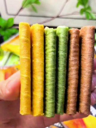 我真的从来没有吃过这么好吃的流心蛋酥,他真的是薄如蝉翼,酥的掉渣,一口下去,好吃到停不下来#追剧小零食 #休闲零食 #好吃到停不下来 #解馋 #流心蛋酥