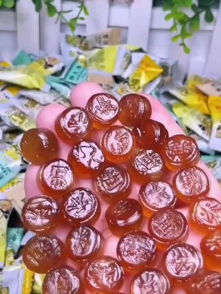 我们包里应该常备这个润喉糖,有枇杷、金银花、胖大海、罗汉果四种口味,含着清清凉凉,很舒服,出门抓一把放兜里,平时也可以泡水喝。#润喉糖#零食#零食分享