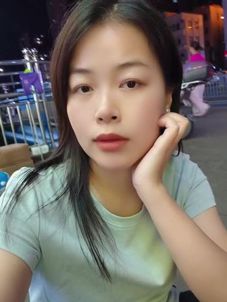 是的,我离过婚,但那并不是我的错,是命运不肯放过我。那是我用整个青春去奔赴、去经营的结果,谁结婚时不是抱着“一生一世一双人”的憧憬呢?可如今,我带着满身的疲惫与破碎站在这里,恳请你们,别再来靠近我了。我离异,不是因为我不好,只是缘分尽了,但这份经历也让我不再觉得自己值得被谁轻易闯入生活,我需要时间和空间,去把自己重新拼凑完整。#情感共鸣 #婚姻给女人带来什么 #离婚