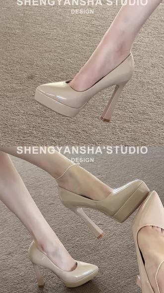 姐妹们谁懂啊?这双高跟鞋真的太绝了!它是那种防水台设计,上脚超级稳当,而且还是裸色的,穿上它之后感觉自己的腿又长又直,搭配裙子或者短裤都很好看,简直是女生必备款。#高跟鞋女高级感 #美鞋分享#时尚高跟鞋#好物品分享 #大长腿的秘密
