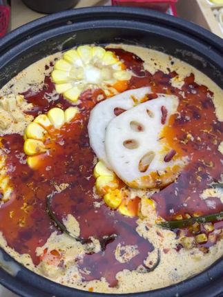 这款厨师兄火锅底料,现在每天来回购的人越来越多,原因竟是他一直坚持老重庆炒法。做出来的底料又麻又辣,巴适得很,而且还价格实惠,真的超好吃,喜欢火锅的朋友赶紧囤起来#火锅底料#抖音美食推荐官 #美食不可辜负 #怎么会有这么懂事的大蒜 @生活服务热点中心