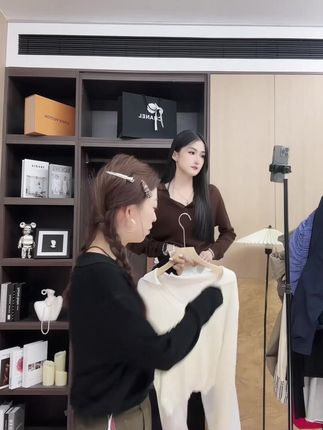 海涛大叔奢享柔软天丝三醋酸极简法式经典POLO剪刀领针织衫,时尚与舒适的完美结合!