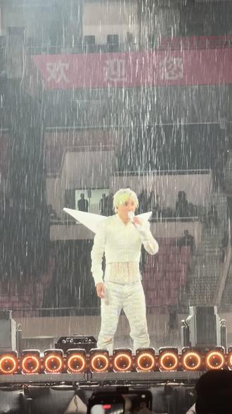 2026.4.10给阿薛淋成宝宝了 #薛之谦#雨中演唱会 #神级现场 #长沙万兽之王