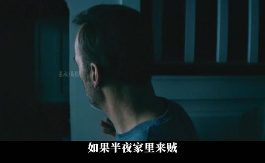 如果有一天你不再忍了,世界会怎样?这个男人用一场屠杀给出答案 他叫哈奇,一个被生活磨平棱角的中年男人。
每天重复着麻木的打卡、应付冷漠的职场、忍受家人的轻视——直到一场入室抢劫,击碎了他最后的尊严。
当他为了女儿的一条猫咪手链选择不再隐忍,沉睡已久的“杀手本能”彻底苏醒!
从公交车上1挑5的血性爆发,到单枪匹马火烧黑帮金库;从守护家人血战杀手,到父子联手设下“屠宰场”绝杀局——
这不仅仅是一部暴力爽片,更是一个关于 “找回自我” 的成人寓言。
我们都被教育要忍耐、要成熟、要顾全大局。
但哈奇的故事告诉你:过度隐忍换不来尊重,真正的强大,是敢于对糟糕的生活说“不”。#影视解说
这部电影,献给所有在现实中低头,却依然在心底藏着一团火的人。