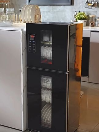 家里一定要有一个这样的家用#立式消毒柜, 它是大容量的不锈钢材质,可以放很多东西,而且还是小型厨房高温商用消毒碗柜,能让你的餐具更加干净卫生,用起来也更放心。