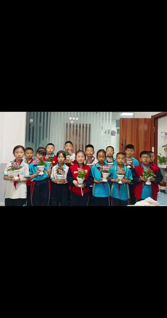 ㊗️妈妈、奶奶们母亲节快乐 三年级的孩儿们在老师的引导下,跃跃欲试又格外认真地,把藏在心底的爱意一笔一画写了出来,一句一句表达出来。原来最动人的,从来都是这份不加修饰的真诚,真的被狠狠感动到了✨✨✨
#托管班里欢乐多 #记录成长点滴 #母亲节礼物 #领航素质托管