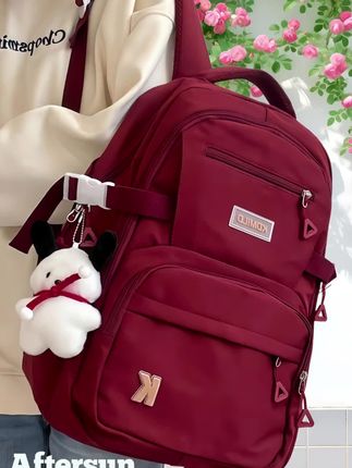 这款双肩包,初高中生背正合适。容量够大,课本、练习册、水杯都能装下,内部还有小隔层,文具、试卷能分开放,找东西不费劲。款式简约好看,不会太花哨。背带是加宽的,装多点书背着也不勒肩。面料耐磨,日常用着经造,上学背实用又显精神。#书包推荐 #双肩背包 #初高中 #学院风 #开学必备